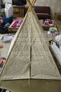 lot 363 image: Childrens Large White Reading Tent Teepee with Gold Stars Brand New Factory Sealed