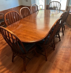 lot 16 image: Solid Oak DiningTable w2 Leaf Inserts &amp 8 Chairs 91x 42x 30
