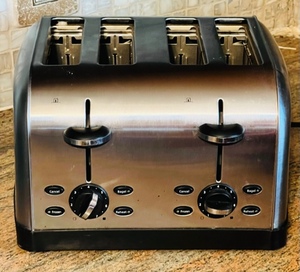 lot 22 image: Stainless Steel Oster 4 Slot Toaster