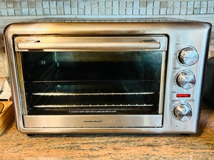 lot 21 image: Hamilton Beach Stainless Steel Toaster Oven Model 31103