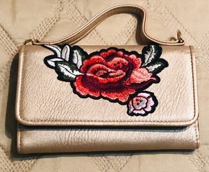 lot 43 image: Guang Tong Gold Wallet WRose