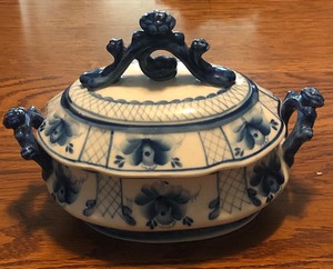 lot 55 image: 6 Vintage Russian Gzhel White &amp Blue Porcelain Nuts Candy Bowl wHandler &amp Lid