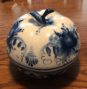 lot 57 image: Vintage Gzhel Blue &amp White Porcelain Covered Apple Shaped Bowl 5.5 Tall