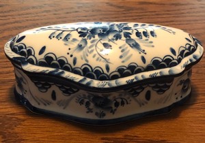 lot 61 image: Vintage Gzhel Blue &amp White Porcelain Trinket Box 5.5x 3x 2.5 - Made in Russia