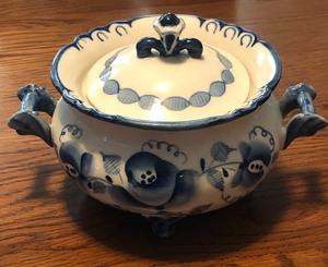 lot 63 image: Vintage Gzhel Blue &amp White Porcelain Servicng Bowl wLid 8x 6x 3 34 - Made in Russia Hand Painted
