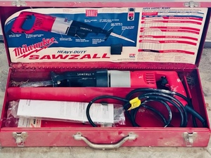 lot 76 image: Heavy Duty Milwaukee Sawzall wCase