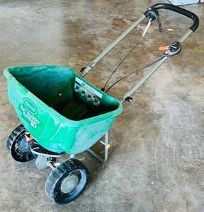 lot 82 image: Scotts Turf Builder EdgeGuard DLX Broad Cast Spreader