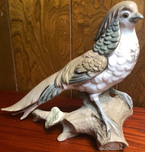 lot 47 image: Vintage Signed Shafford Dana Collection 180 Ceramic Bird Figurine