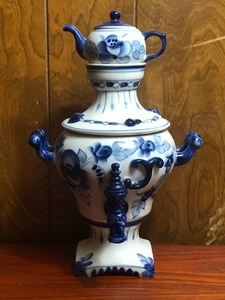 lot 54 image: 10.5 Gzhel Blue &amp White Porcelain Samovar Teapot Figurine Hand Made in Russia