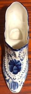lot 64 image: Vintage Gzhel Hand-Painted Blue &amp White Porcelain Shoe 6x 2.5x 2 - Made in Russia
