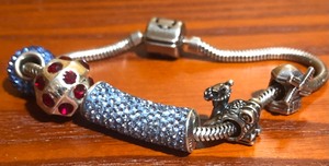 lot 123 image: Zales .925 Sterling Silver 7 Persona Snake Charm Bracelet wCharms