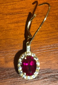 lot 125 image: Beautiful 10kt Gold Earring (1) wRuby