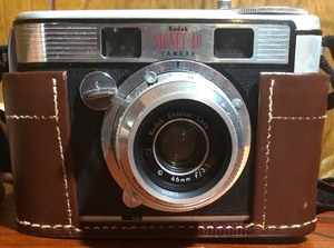lot 144 image: Vintage Kodak Signet 40 wSyncro 400 Shutter, 46mm F3.5 Ektanar Lens and Leather Carrying Case