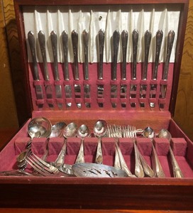 lot 148 image: 99 Piece WM A. Rodgers A1 Plus Silver Plated Silverware Set - Including Small Amount of Stainless Steel Butter Knives