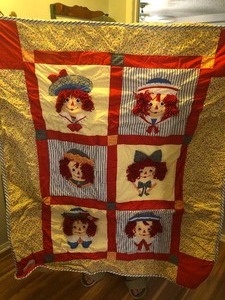 lot 116 image: Beautiful Vintage Ragged Ann &amp Andy Hand-Made Quilt 53x45