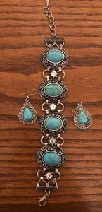 lot 120 image: 7-10 Adjustable Turquoise Bracelet w Turquoise Pair of Earrings