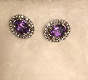 lot 124 image: Pair of Small .925 Sterling Silver and Amethyst Earrings