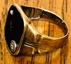 lot 250 image: 10k Gold Ring - Missing Gem