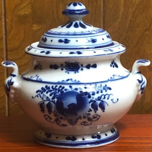 lot 58 image: Vintage Gzhel Blue &amp White Porcelain Covered Sugar Bowl wHandles 5 Tall