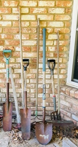 lot 153 image: Lot of 8 Shovels, Pick Ax, Spade and Rakes&nbsp