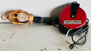 lot 193 image: Sears Craftsman Model #83914 Retrackable Drop Light