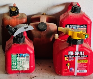 lot 195 image: 5 Assorted Gas Cans