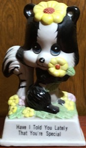 lot 211 image: Vintage Russ Berrie &amp Co. Skunk &amp Daisies Figurine Trophy #818