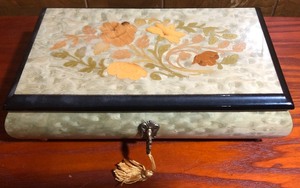 lot 231 image: Beautiful Italian Made JewelryTrinket Music Box wLock &amp Key - Plays Raindrops Keep Falling On My Head