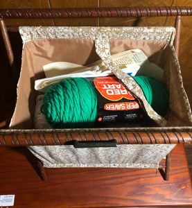 lot 239 image: Vintage 14x 13x 9.5 Folding Chair Side Russian Knitting Bag