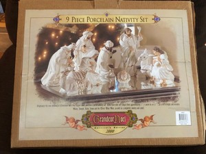lot 244 image: Grandeur Noel Collectors Edition 2000 - 9 Piece Porcelain Nativity Set - Up to 11