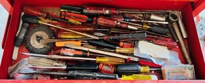 lot 256 image: Misc Screw Drivers &amp Other Tools