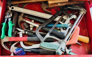 lot 258 image: Misc - Hack Saws, Hammers, Tin Cutters &amp 18 Crescent