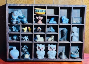 lot 269 image: 16.5x13 Miniture Curio Shelf - Contents Included