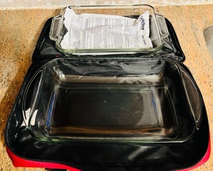 lot 274 image: 2 Anchor Oven Ware in Carrying Case - 8 x 11.5 x 2 (2Qt) and 9x13 (3Qt)