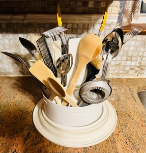lot 275 image: Lazy Susan wAssorted Kitchen Utensils&nbsp
