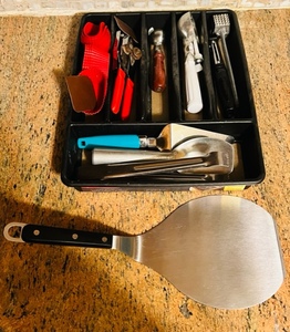 lot 279 image: Tray of Assorted Cooking Utensils wHuge Pancake Flipper