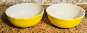 lot 280 image: 2 Yellow Pyrex 4Qt Mixing Bowls