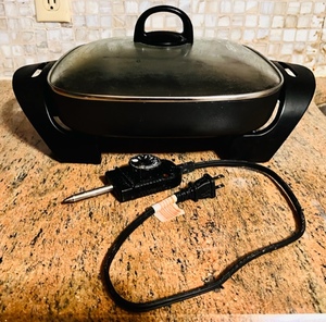 lot 286 image: Bella 12 Electric Skillet