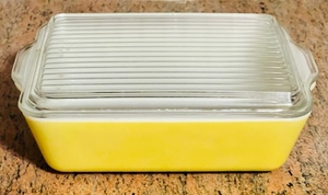 lot 299 image: Vintage Pyrex 1.5 Qt Yellow Casserole Dish #0503 wLid
