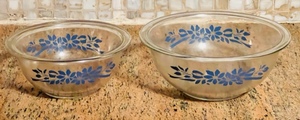 lot 281 image: 2 Pyrex Blue Floral Serving Bowls #353 &amp #322