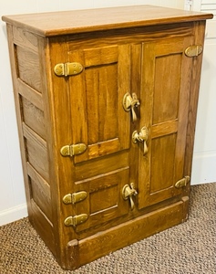 lot 3 image: 39x 28.5x 17 BEAUTIFUL ANTIQUE ICE BOX (CONTENTS NOT INCLUDED)