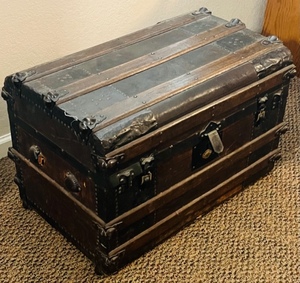 lot 5 image: VINTAGEANTIQUE SEMI-ROUND TOP STEAMER TRUNK wTRAY &amp OAK SLATS - PUEBLO TRUNK CO. 20x 18.5x 17&nbsp