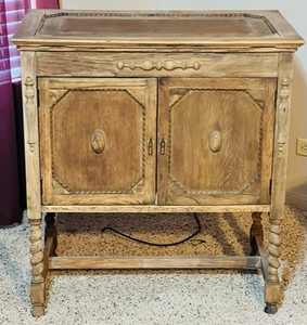 lot 7 image: 34.5x 32x 20 SOLID OAK 2 DOOR SIDE TABLE