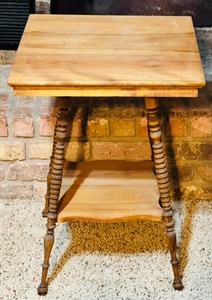 lot 9 image: SOLID WOOD 28.5x 20x 20 CORNERENDLAMP TABLE&nbsp