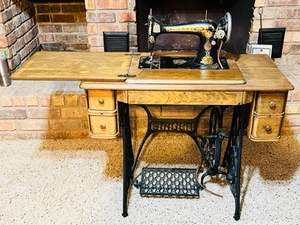 lot 10 image: BEAUTIFUL ORNATE ANTIQUE SINGER SEWING MACHINE in SOLID OAK CABINET