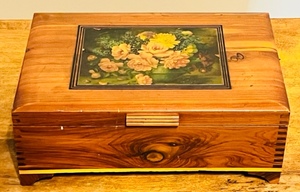 lot 21 image: 9x 6x 4 HAND-CRAFTED JEWELRYTRINKET BOX&nbsp