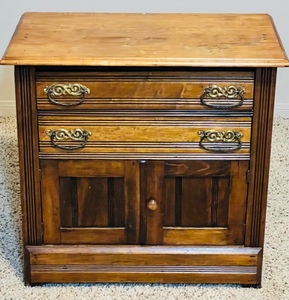 lot 23 image: VINTAGE OAK SIDE TABLE 27x 26x 15