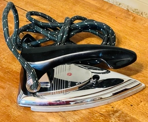 lot 24 image: VINTAGE GENERAL ELECTRIC #12F38 IRON wCASE
