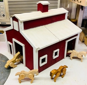 lot 36 image: 13x 13x 12 HAND-CRAFTED RED &amp WHITE BARN w4 WOODEN HORSES