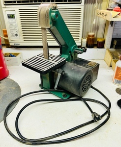 lot 40 image: CENTRAL MACHINERY 1 x 30 BELT SANDER - INCLUDING 2 NEW BELTS